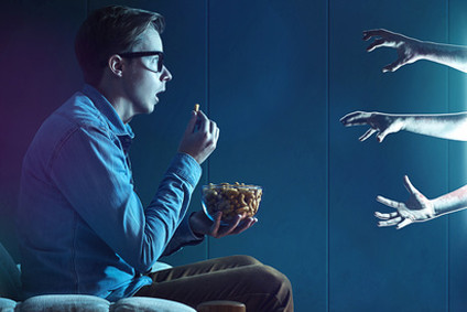Heimkino-Wohnzimmer mit Beamer-Projektion und Leinwand