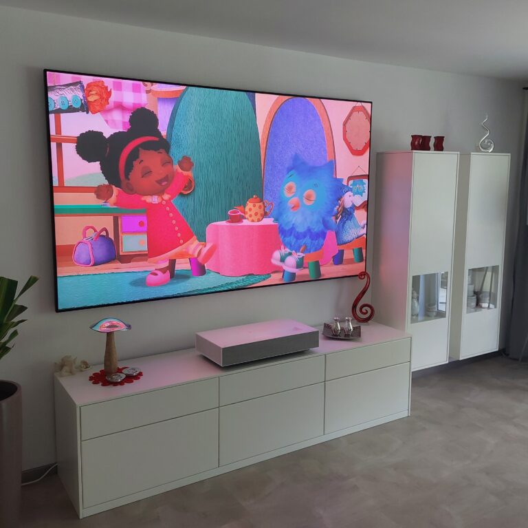 Laser TV im Wohnzimmer mit Kontrastleinwand